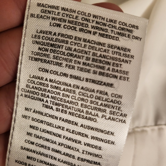 Most adorable versatile AUTHENTIC GUESS Top w/ Adjustable straps & button detail - Picture 6 of 6